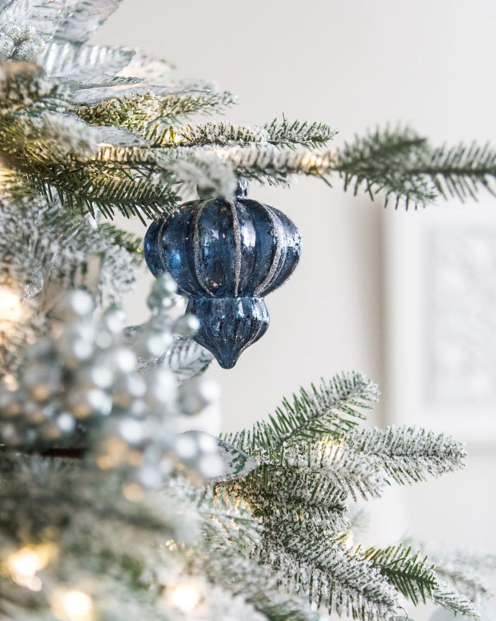 Árvore de Natal Nevada com Galhos Nevados, Suporte Metálico e Micro LEDs Embutidos