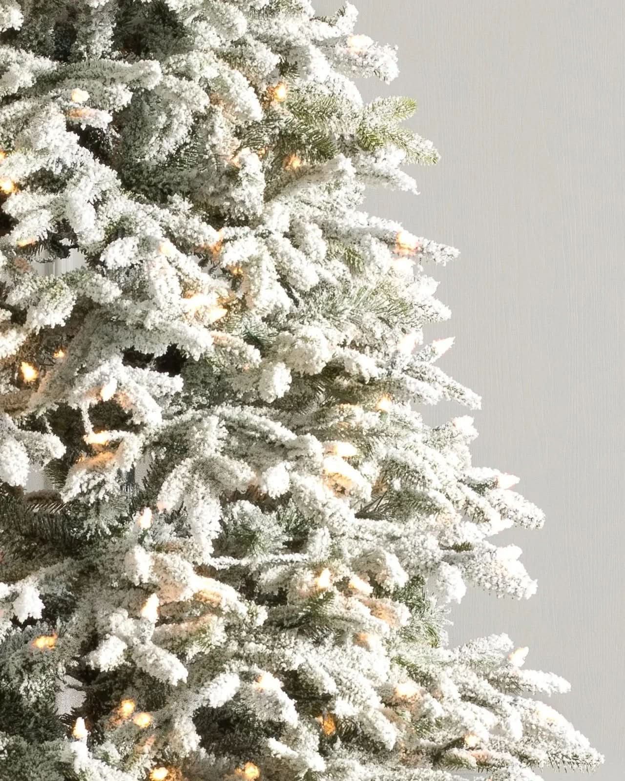 Árvore de Natal Nevada Frosted Fraser com Galhos Articulados, Suporte Metálico e Micro LEDs Embutidos
