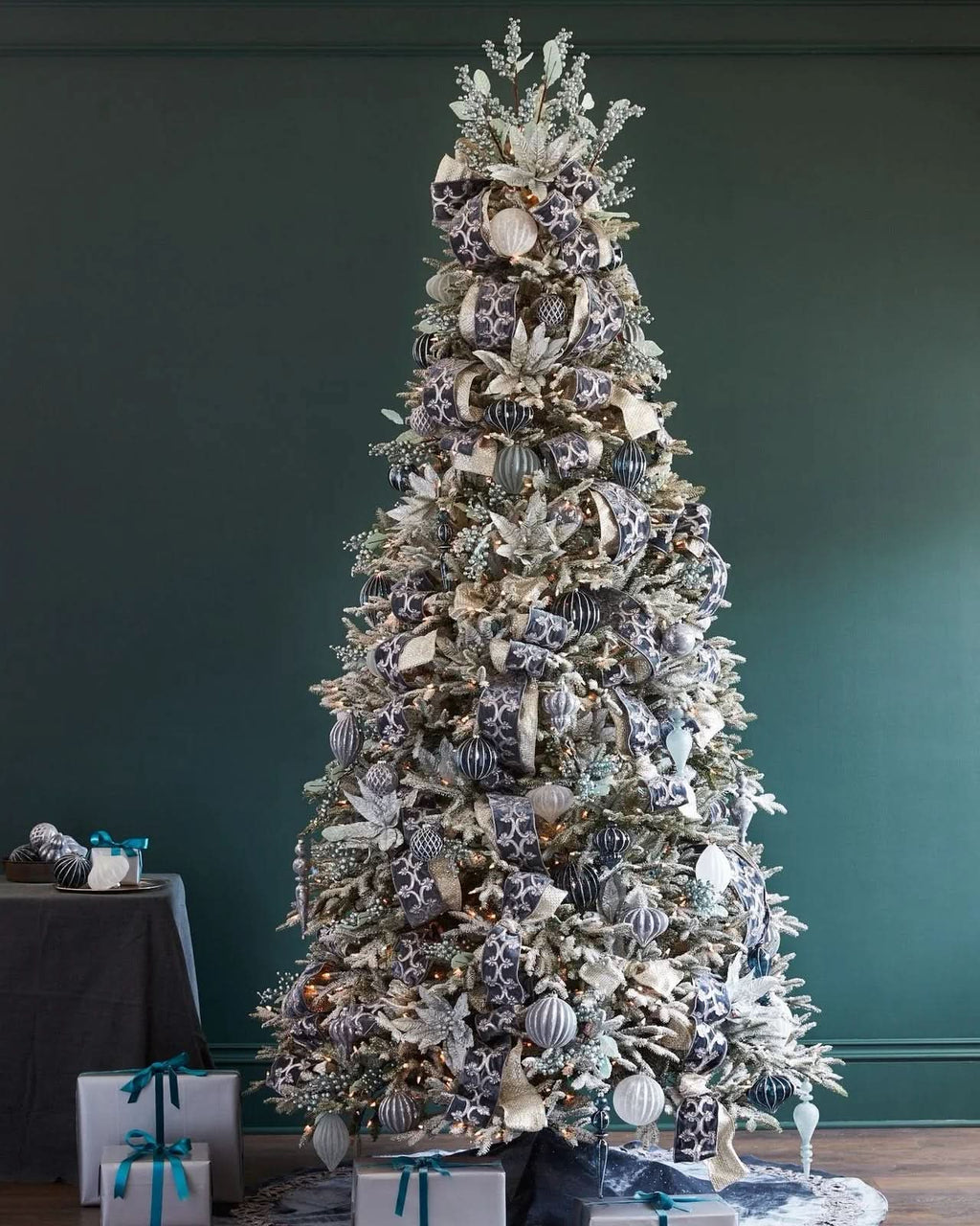 Árvore de Natal Nevada Frosted Fraser com Galhos Articulados, Suporte Metálico e Micro LEDs Embutidos